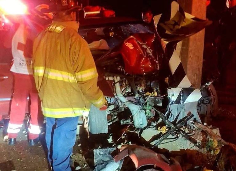 Muere tras chocar su auto con un poste
