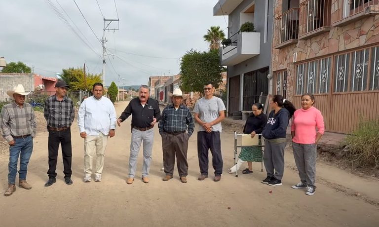 Pavimentan vecinos y Municipio la Santa Rosa