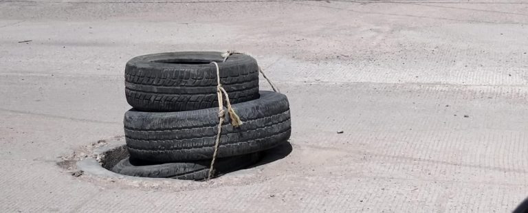 Piden vecinos reponer tapa de alcantarilla en calle Morelos
