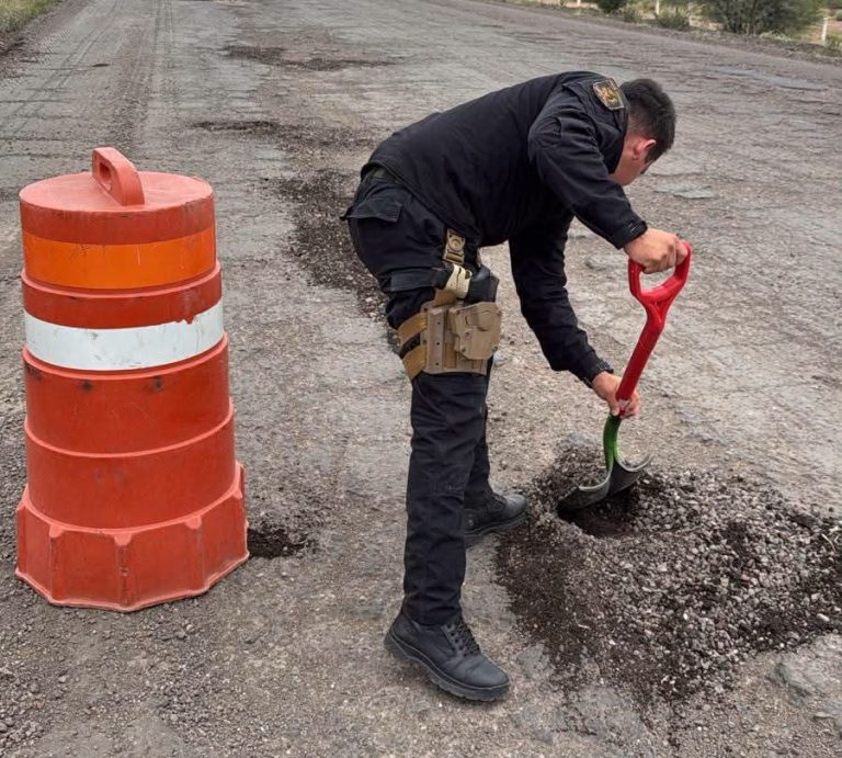 Policías tapan baches tras denuncias