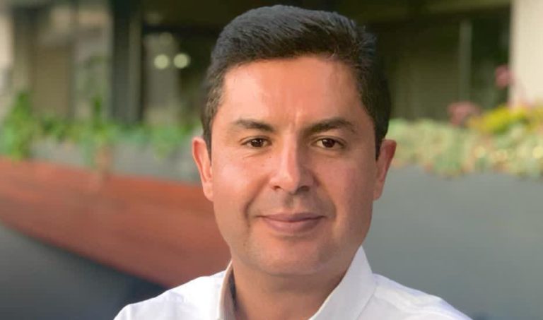 Reinstala tribunal al regidor priísta Enrique Flores