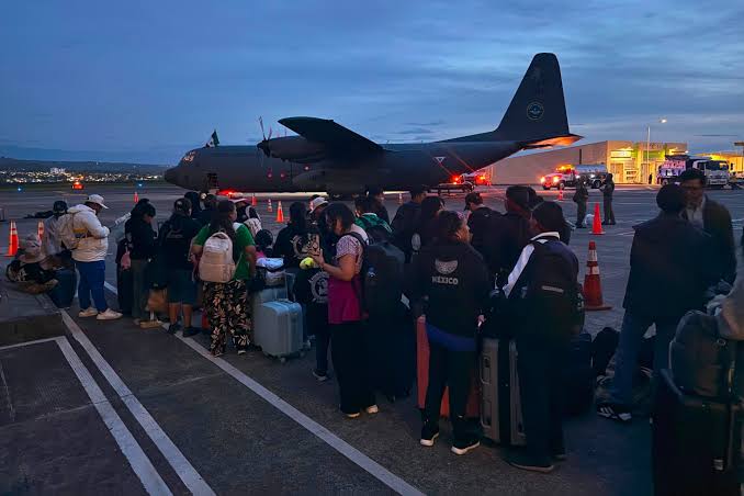 Repatrian a 36 mexicanos desde Colombia tras terremoto
