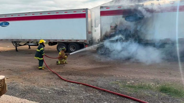 Se incendia semirremolque de quinta rueda en Calera