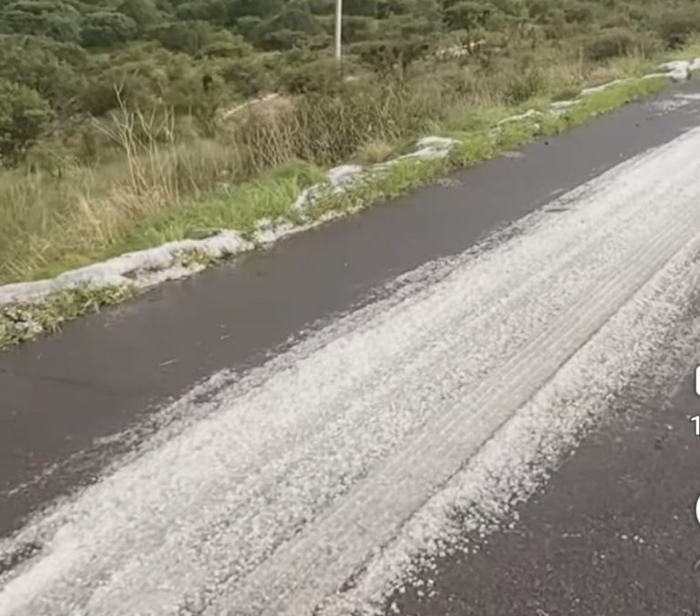 Tormenta y granizo provocan afectaciones en carretera