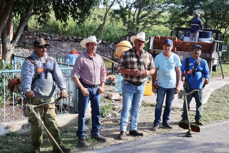 Limpian el acceso a la comunidad de Rancho de Arriba