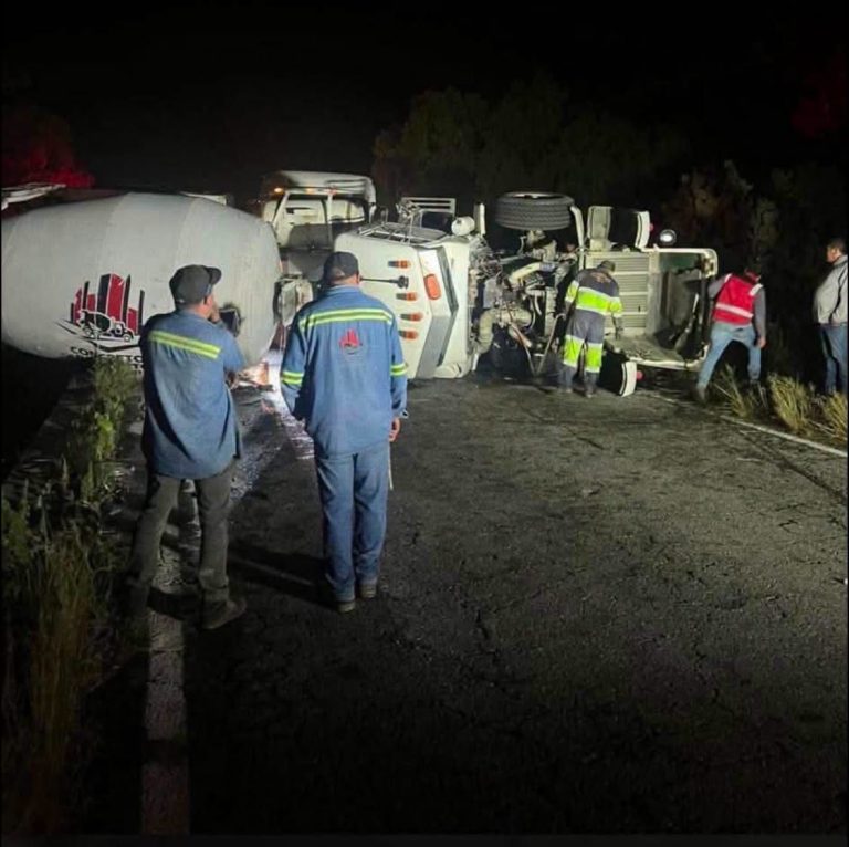 Volcadura de revolvedora provoca tráfico en carretera de Pinos