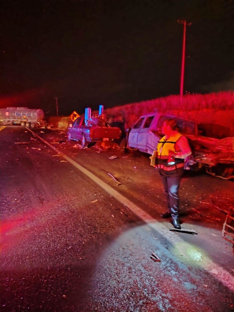 Quinta rueda se impacta con dos camionetas; un animal murió en el lugar