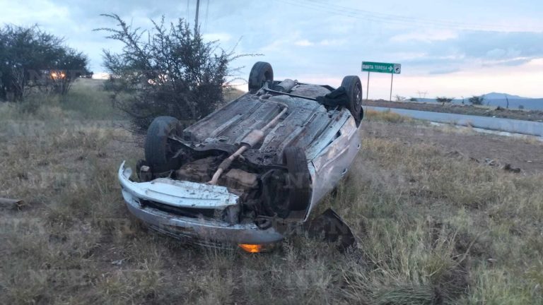 Termina en el hospital tras aparatosa volcadura