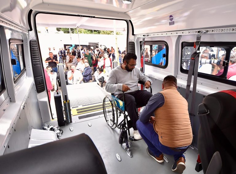 Recibe Zacatecas dos unidades para traslado de personas con discapacidad