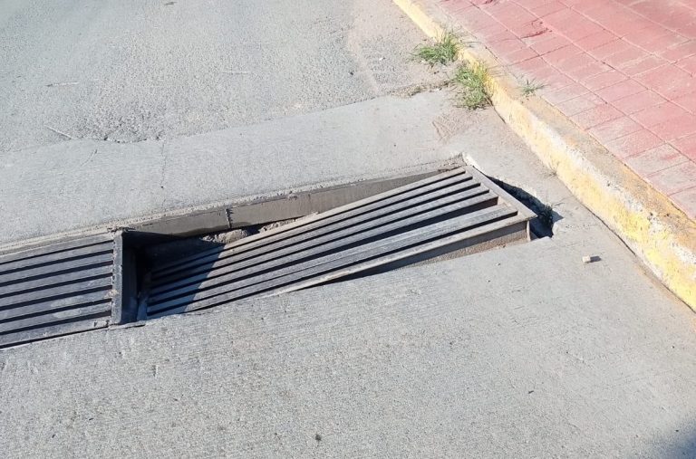 Denuncian riesgo por alcantarilla desprendida en el bulevar