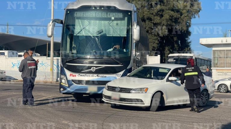 Chocan autobús y coche; solo hay daños materiales