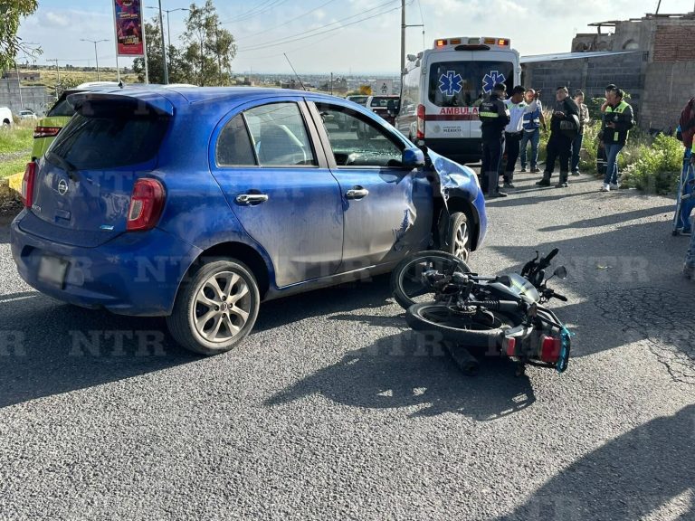 Chocan motocicleta y vehículo; hay un herido