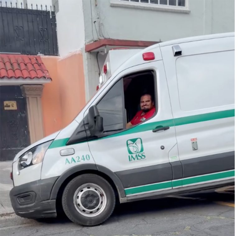 Conduce ebrio ambulancia del IMSS y choca en CDMX