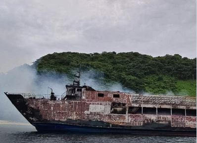 Deja 5 muertos y 87 desaparecidos incendio de barco