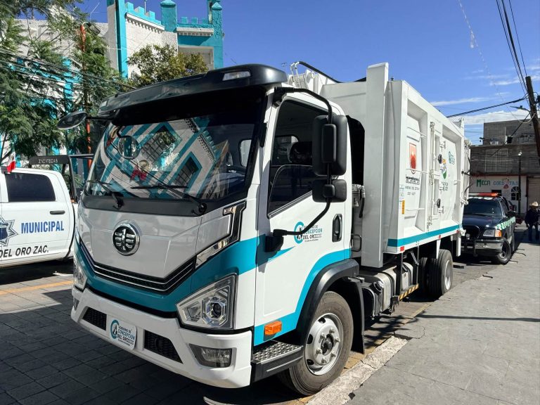 Entregan nuevo camión de basura