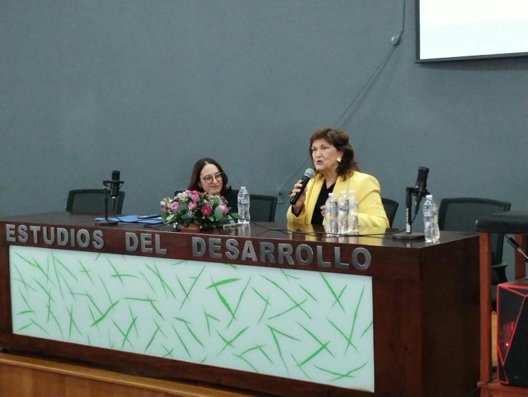 Hablan sobre lo inusual en literatura