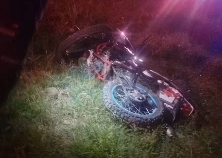 Muere motociclista tras caer de un puente