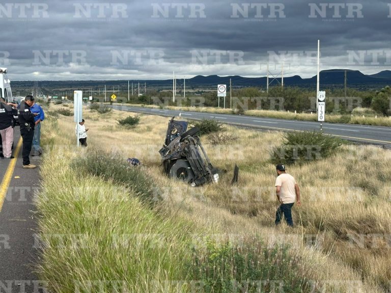 Muere hombre tras aparatosa volcadura