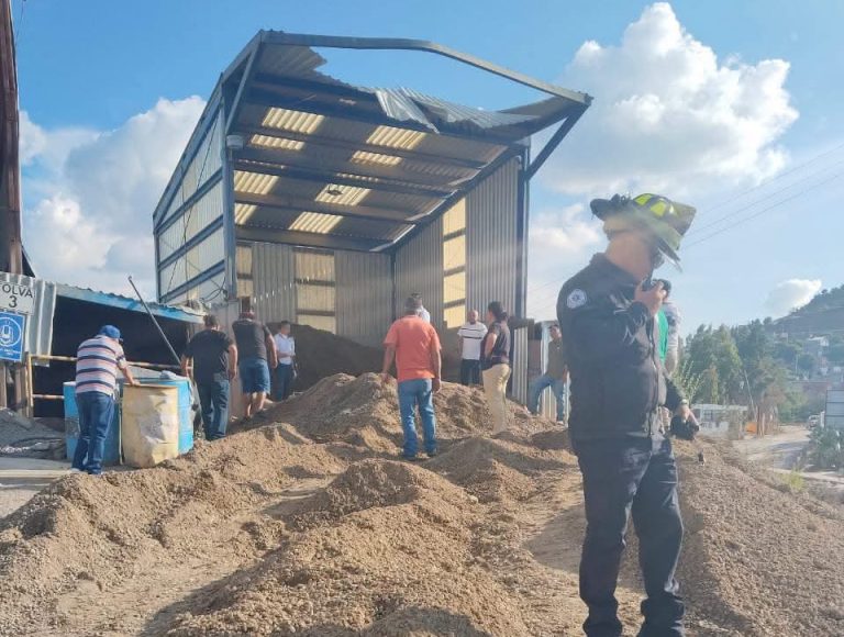 Muere hombre tras caer a tolva con arena en Vetagrande