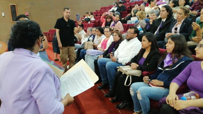 Presentan al congreso una iniciativa para cuidar la salud mental de menores