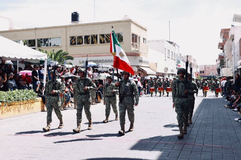 Realizan desfile conmemorativo en Fresnillo