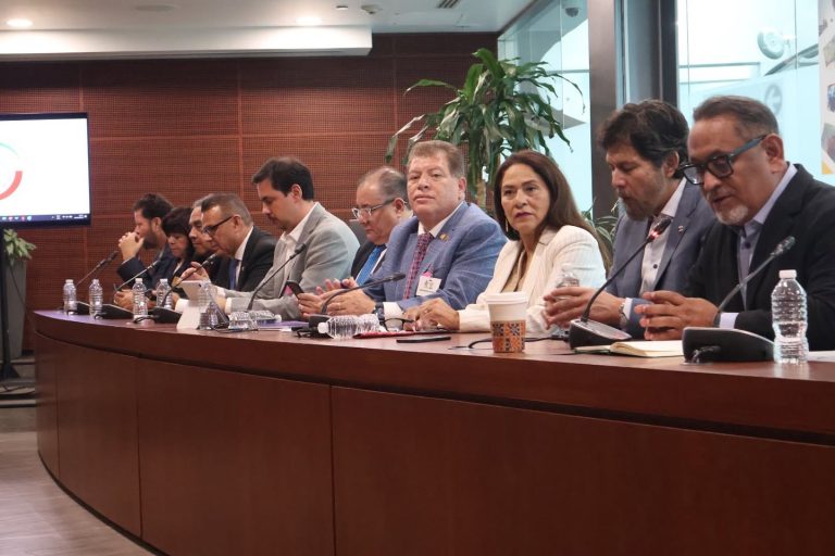 Rechaza Colefom reforma sobre doble nacionalidad