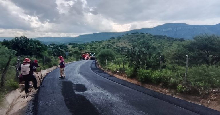 Rehabilitan carretera que conecta a comunidades