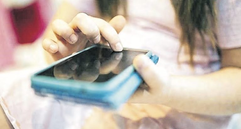 Respalda SEZ restricción de celulares en escuelas