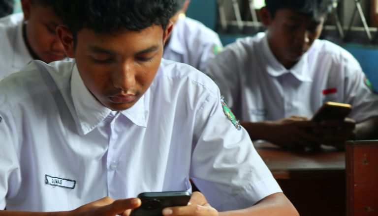 Restringirán celulares en escuelas a partir de noviembre