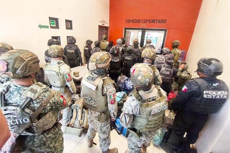 Retienen a militares; queman sus patrullas