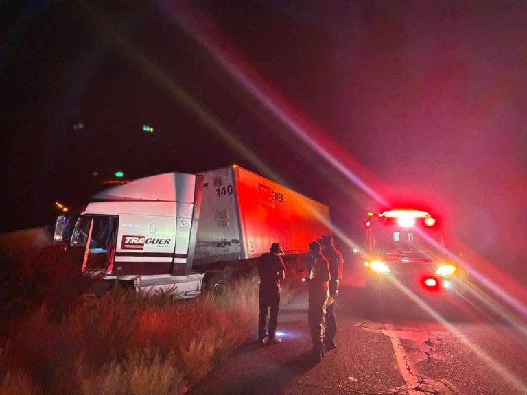 Se impactan camioneta y quinta rueda en la federal 45