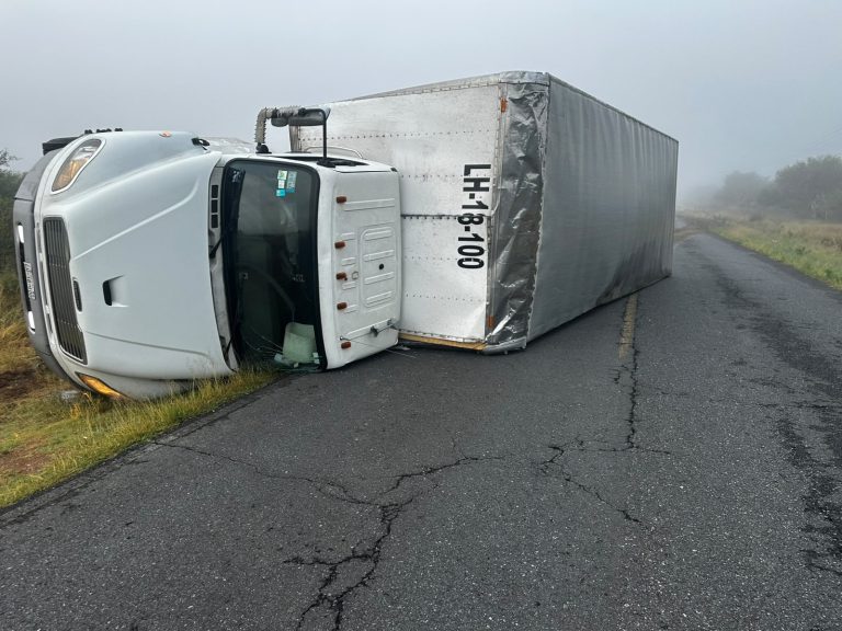 Se vuelca camión de carga en carretera a Ojocaliente