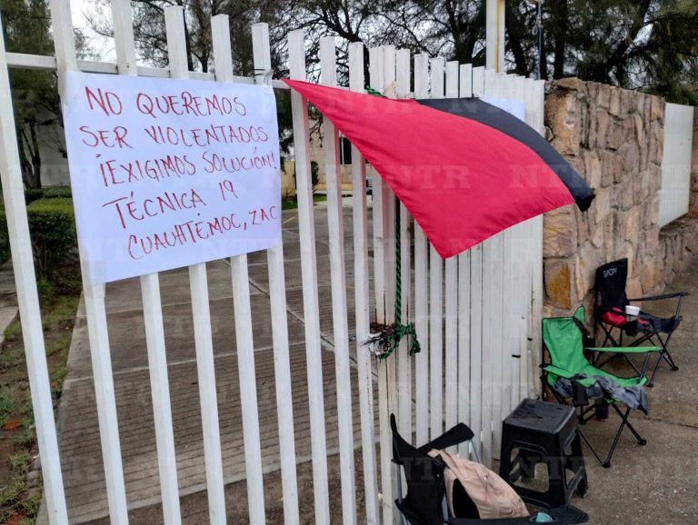 Radicalizan protestas para remover a directora de la Técnica 19