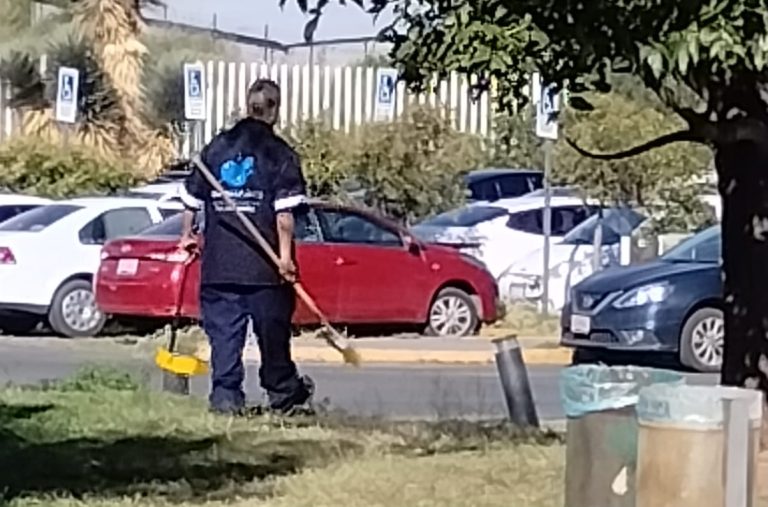 Tras pago de quincena retrasada, retoman labores de limpieza en el HGZ