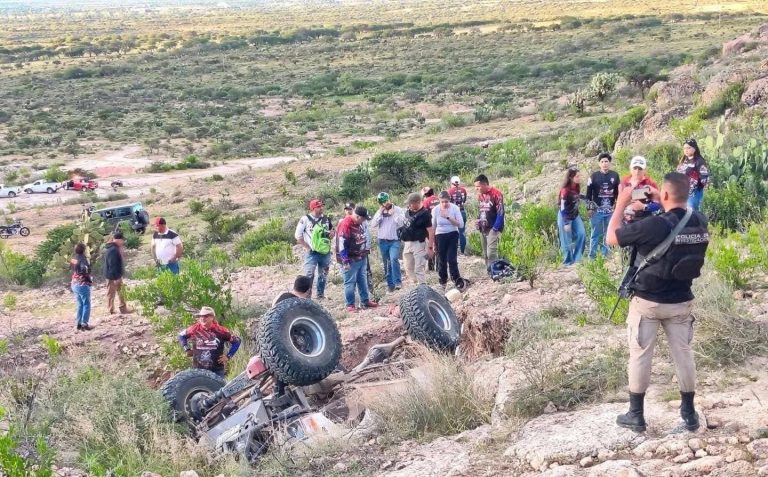Se lesionan cuatro personas en volcadura de todo terreno