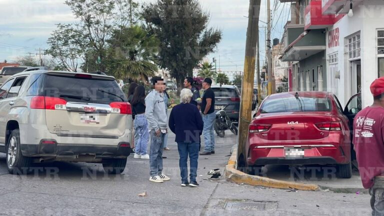 Aparatoso accidente vehicular provoca daños materiales