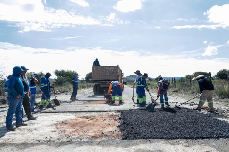 Inician labores de bacheo en la comunidad Santa Rosa