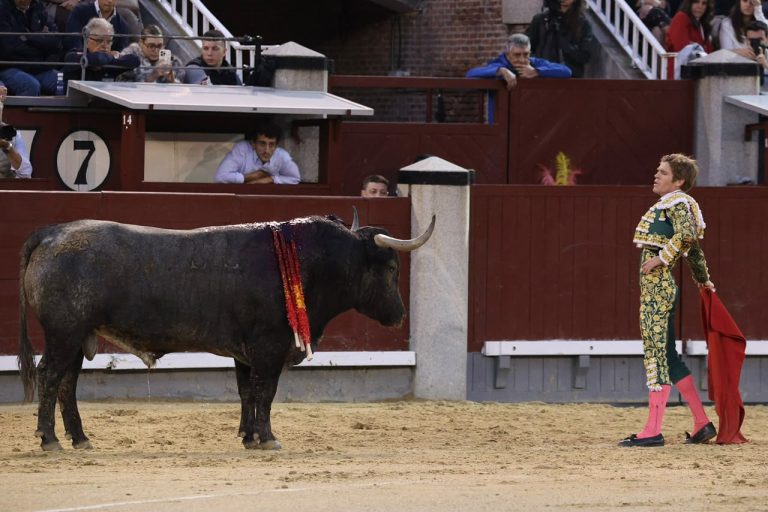 Borja Jiménez encuentra la oreja en una exigente tarde de Victorino