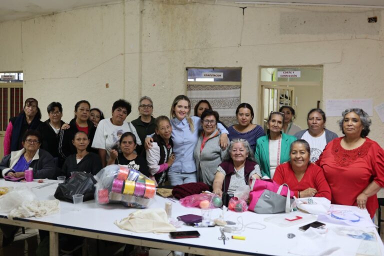 Entregan material en Centros Sociales