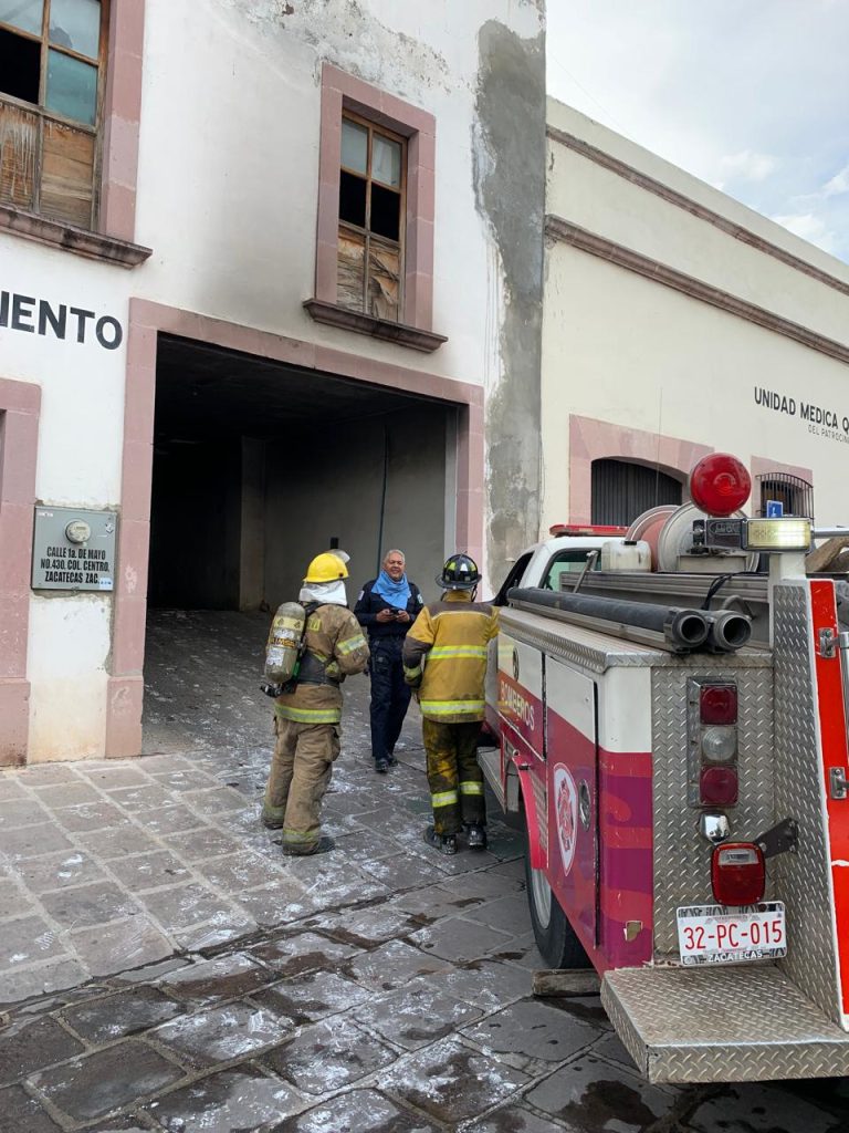 Se incendia camioneta al interior de hospital