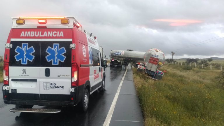 Tractocamión se sale de la carretera; conductor resulta ileso