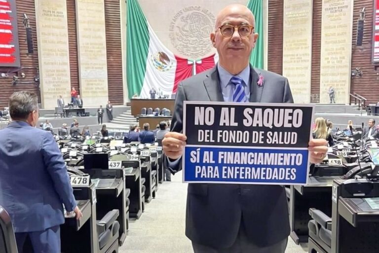 Aprietan al IMSS y a líder sindical