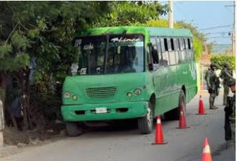 Atacan camión con alumnos en Sinaloa; hieren a chofer