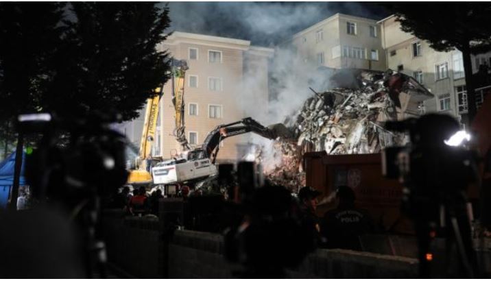 Aumentan a 5 los muertos por el derrumbe en Estambul