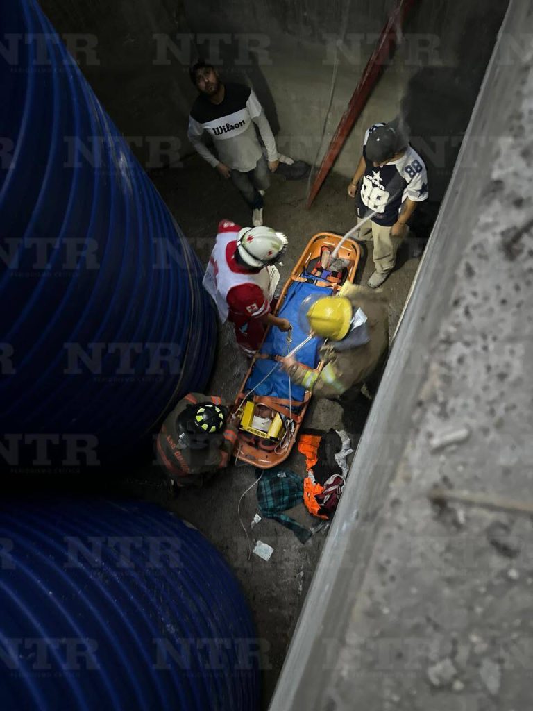Cae cuatro metros trabajador de obra; lo trasladan al hospital