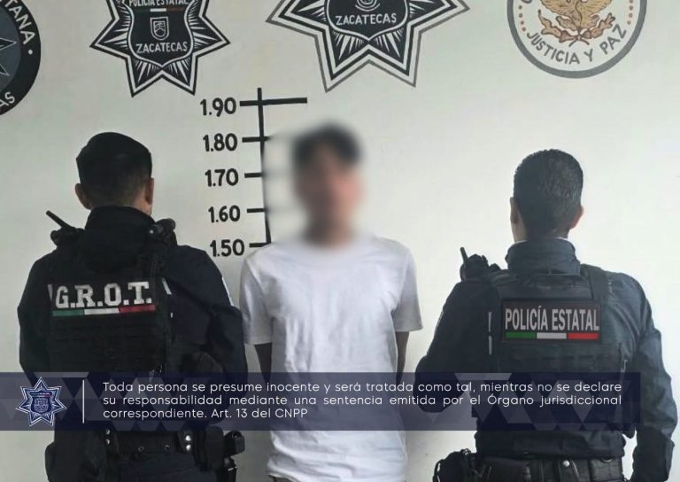 Lo detienen en posesión de réplica de arma