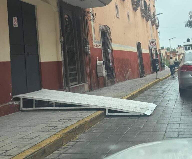 Denuncian obstrucción de banqueta por rampa