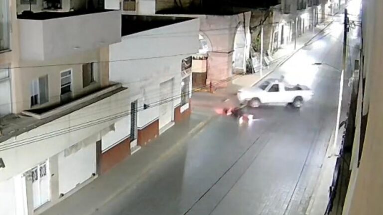 Choca a motociclista y huye del lugar