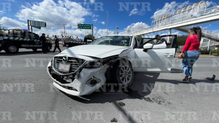 Chocan dos vehículos en la avenida Plateros; hay 2 heridos