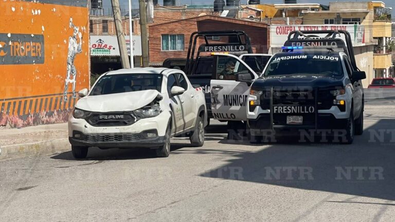 Choca patrulla en la colonia del Valle; solo hay daños materiales